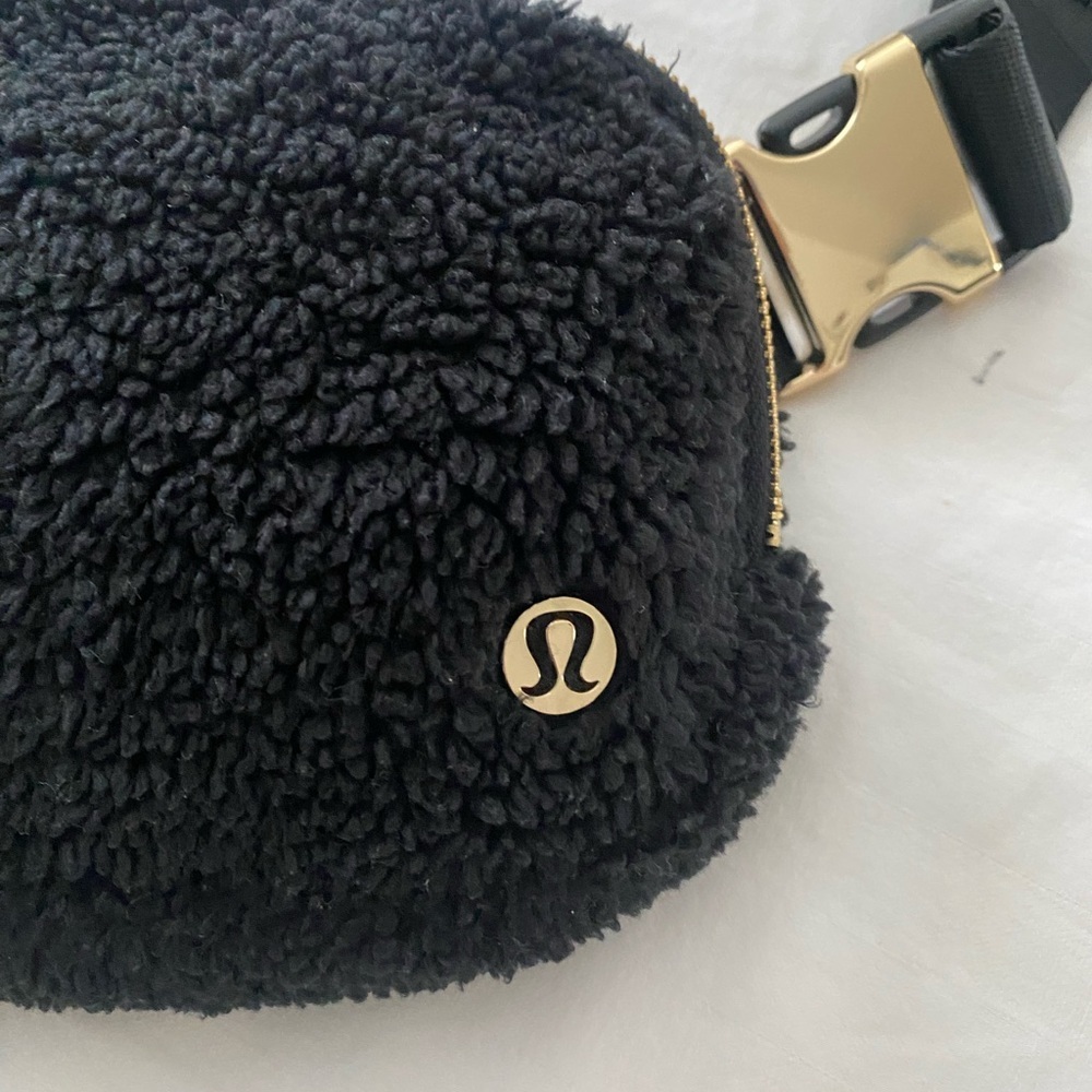 lululemon athletica Black Fleece Crossbody Bag - Picture 9 of 12